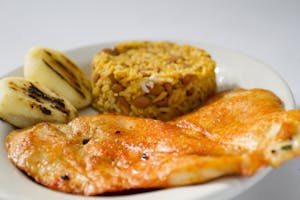 2. CALENTADO CON PECHUGA Y AREPITAS Image
