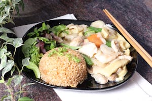 Moo Goo Gai Pan Lunch Image