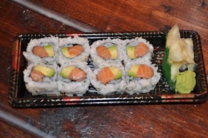 T5. Salmon Avocado Maki (8 Pieces) 三文鱼牛油果卷 Image