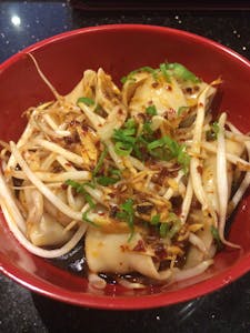 A7. Szechuan Spicy Dumpling With Chili Oil & Peanuts 紅油抄手 Image