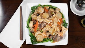 I16a. Pan Fried Noodle Assorted Meat & Seafood Image
