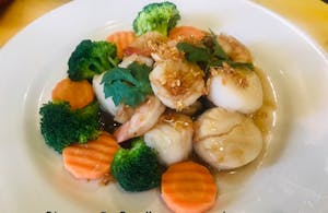 Shrimp & Scallops in Garlic Sauce Image