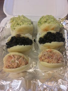 6 stuffed Arepas, chips and 2 sodas Image
