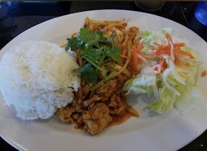 24 Com Ga Xao Xa Ot _ Lemongrass Chicken Image