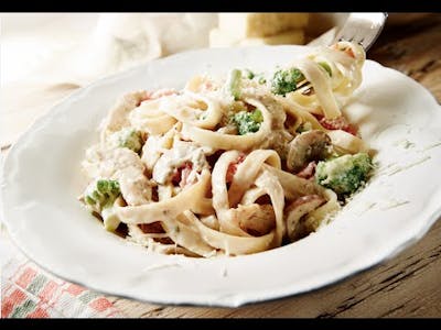 Order Fettuccine Alfredo with Veggies  food online from SAL'S NY PIZZA store, Chesapeake on bringmethat.com