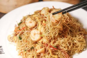 55. 鲜虾炒米粉 Shrimp Fried Rice Noodles Image