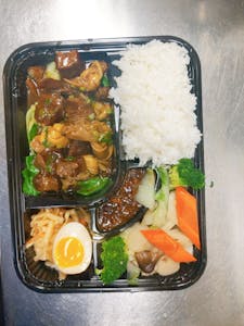 BD11. 百叶结红烧肉饭 Braised Pork Belly with Tofu Knots Image