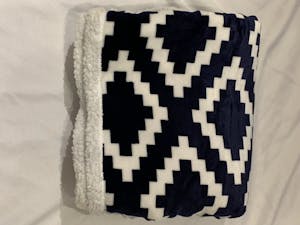Plush/Sherpa Blanket Black/White Image