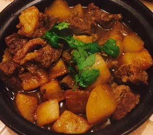 255. Braised Beef Flank with Daikon 萝卜牛腩煲 Image