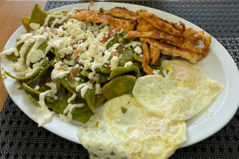 About-2-Chilaquiles-Verdes-with-eggs-and-grilled-chickenpng